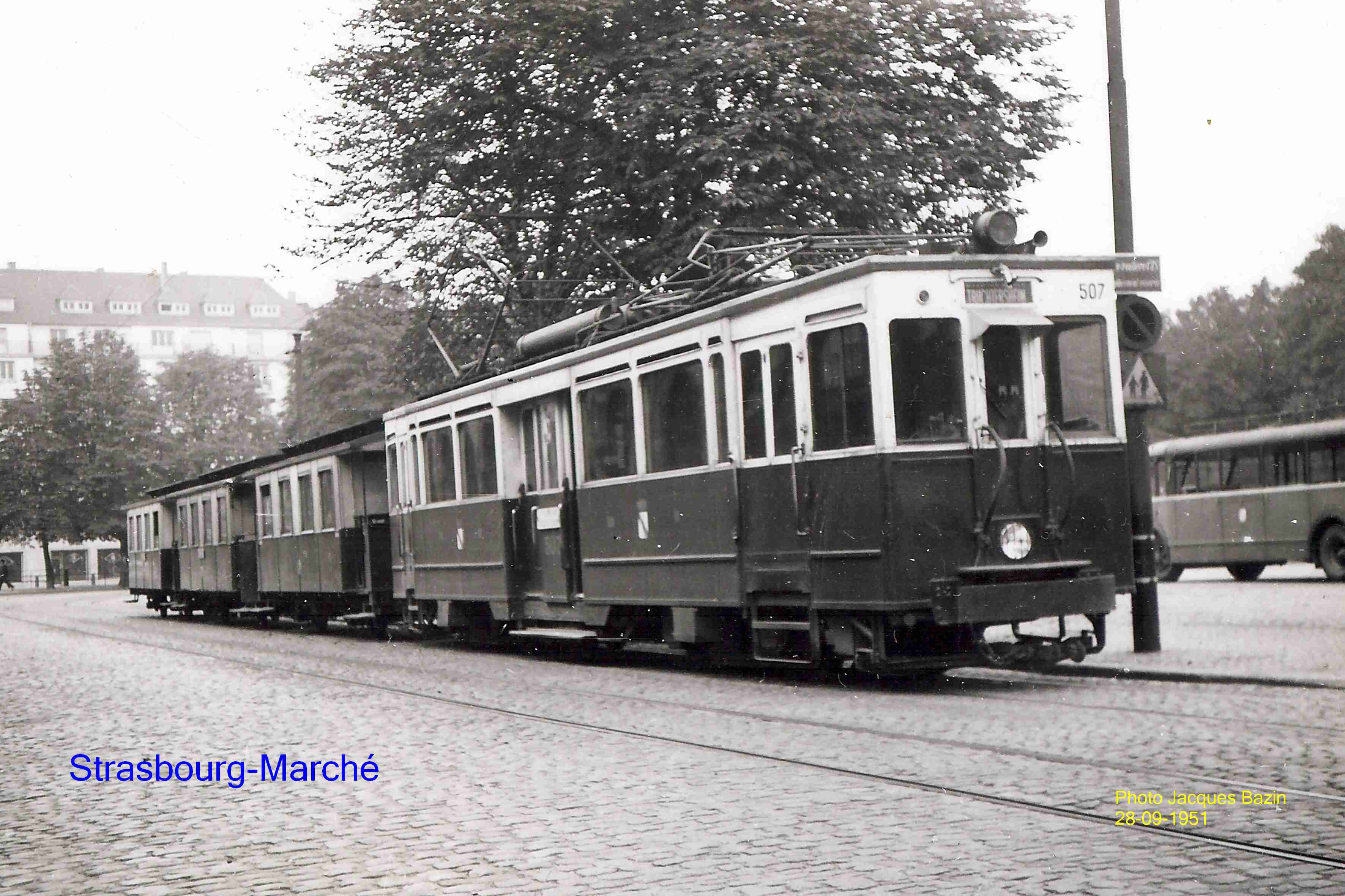 La motrice n° 507 et ses trois remorques au terminus du Strasbourg-Marché.
